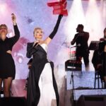 Ajda Pekkan Instagram - Cumhuriyetimizin 100.yılını layık olduğu coşkuyla kutladık . Cumhuriyetin kazanımlarıyla bu topraklarda huzur ve barış içinde yetişmiş ve bugünlere gelmiş bir Cumhuriyet kadını olarak bir kere daha Ulu önderimiz Atatürk ve silah arkadaşlarını, tüm şehit ve gazilerimizi şükran ve minnetle anıyorum. Bu vesileyle çok değerli Menemen halkı ve Belediye başkanımız @pehlivanaydinn beyefendiye misafirperverlikleri ve harika organizasyonları için tekrar çok teşekkürler ediyorum. 🇹🇷🙏🏻 📸 @boragokhan