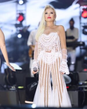 Ajda Pekkan Instagram - Kuruçeşme çok güzeldin 💫 …. Kuruçeşme Açıkhava konserimizden 🤍🤍. 📸 @boragokhan @burcusedefofficial