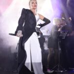 Ajda Pekkan Instagram - Cumhuriyetimizin 100.yılını layık olduğu coşkuyla kutladık . Cumhuriyetin kazanımlarıyla bu topraklarda huzur ve barış içinde yetişmiş ve bugünlere gelmiş bir Cumhuriyet kadını olarak bir kere daha Ulu önderimiz Atatürk ve silah arkadaşlarını, tüm şehit ve gazilerimizi şükran ve minnetle anıyorum. Bu vesileyle çok değerli Menemen halkı ve Belediye başkanımız @pehlivanaydinn beyefendiye misafirperverlikleri ve harika organizasyonları için tekrar çok teşekkürler ediyorum. 🇹🇷🙏🏻 📸 @boragokhan