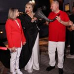 Ajda Pekkan Instagram - Cumhuriyetimizin 100.yılını layık olduğu coşkuyla kutladık . Cumhuriyetin kazanımlarıyla bu topraklarda huzur ve barış içinde yetişmiş ve bugünlere gelmiş bir Cumhuriyet kadını olarak bir kere daha Ulu önderimiz Atatürk ve silah arkadaşlarını, tüm şehit ve gazilerimizi şükran ve minnetle anıyorum. Bu vesileyle çok değerli Menemen halkı ve Belediye başkanımız @pehlivanaydinn beyefendiye misafirperverlikleri ve harika organizasyonları için tekrar çok teşekkürler ediyorum. 🇹🇷🙏🏻 📸 @boragokhan
