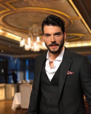 Akın Akınözü Instagram - Sevgiyle kalın... #happyvalentinesday