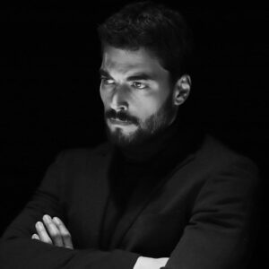 Akın Akınözü Instagram - “Hazırım.Duygu doluyum.Yaratım aşamasındayım.” @movier @benalce