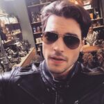 Akın Akınözü Instagram - Sette birtakım denemeler...