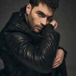 Akın Akınözü Instagram - Let’s Be Style! @bestylemagazine —— Röportaj : @tugceorcunus Fotoğraf: @jiyankizilboga Styling : hknylcn @firatgencdogan Saç : @feritbelli Makyaj : @manolyaakann Video : @ygtguven Dijital İçerik Direktörü: @tugceorcunus Dijital İçerik Editörleri : @naymanbatimor @kezbanbelettt @hamiyetaktass Ulaşım: @ercanyalcintepe21 Special thx @simgebirben