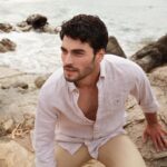 Akın Akınözü Instagram - @esquireturkiye Yaz 2019 ☀ Fotoğraf: @merzincan Moda Editörü: @tugcekilincli Röportaj: @ozgedinc Akın Akınözü, askerlik görevini yaparken biz de bu heyecanını paylaşmak için aracı olduk.✌🏻 - Sosyal Medya Ekibi