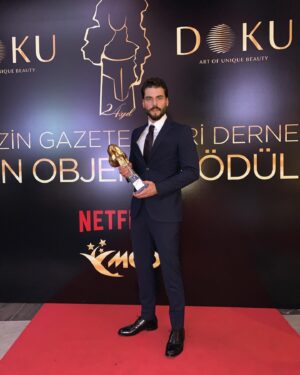 Akın Akınözü Instagram - Aldığım bu ilk ödül, sevgisini ve desteğini benden esirgemeyen sizlere gelsin. Hep beraber daha nicelerine... Çok teşekkürler🙏