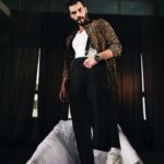 Akın Akınözü Instagram - 2 0 2 2 @lofficielhommesturkiye Genel Yayın Yönetmeni @baglankeskin Fotoğraf @erdi_dogan Moda editörü @yagmurkural_ Saç stylisti @akinunalofficiall Makyaj artisti @zeynepdombaycioglu