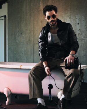 Akın Akınözü Instagram - 2 0 2 2  @lofficielhommesturkiye

Genel Yayın Yönetmeni @baglankeskin
Fotoğraf @erdi_dogan
Moda editörü @yagmurkural_
Saç stylisti @akinunalofficiall
Makyaj artisti @zeynepdombaycioglu