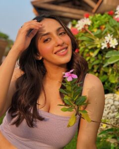 Akansha Ranjan Kapoor Instagram - season of changes. in & out ✨💜🤞🏼🌸