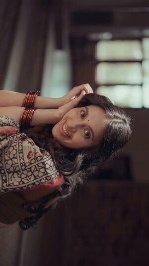 Akansha Ranjan Kapoor Instagram - ~ in my south indian girl era ~

•
Direction - @aadhavkannadhasan 
Agency - @tarctalent 
Production - @artventurefilmsind
Shot by - @rajathaaban
Grade - @gowtham_rajendran
Shots -  @nirunrajathaaban
Edit - @fixitinpoststudios
Grade - gowthamrajendran
Styling - @vijayanthirajeswar 
Make up - @artistrybyolivia
Hair - @hairstoriesbypriyanka 
Saree and blouse - @nallifashions 
Photography- @swathysekaranphotographer