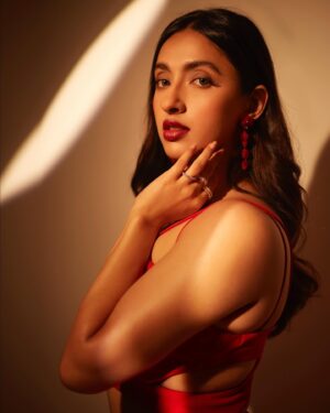 Akansha Ranjan Kapoor Instagram - rose to the occasion 🌹

@jioworldplaza