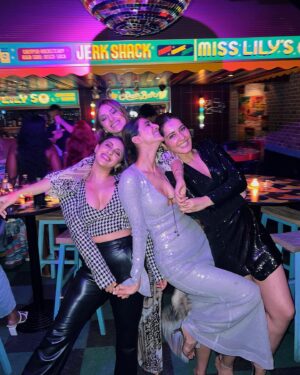 Akansha Ranjan Kapoor Instagram - normal from far and farrrrrrr from normal 🤪
issss our girls birthdayyyyy 🥳 we love you @_vaanikapoor_ 🩷