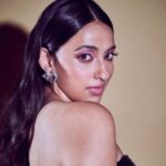 Akansha Ranjan Kapoor Instagram - didn’t win a filmfare award last night, so i dressed like one instead 🙃