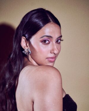 Akansha Ranjan Kapoor Instagram - didn’t win a filmfare award last night, so i dressed like one instead 🙃
