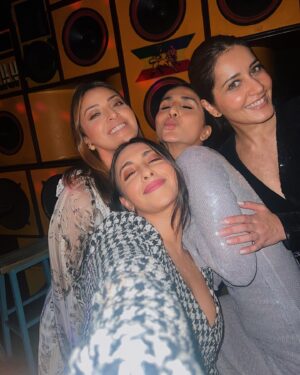 Akansha Ranjan Kapoor Instagram - normal from far and farrrrrrr from normal 🤪
issss our girls birthdayyyyy 🥳 we love you @_vaanikapoor_ 🩷