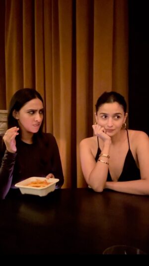 Akansha Ranjan Kapoor Instagram - This song 🩷 
T̶h̶i̶s̶ ̶g̶i̶r̶l̶ 
These fries🙌🏼😍

#MrAndMrsMahi in cinemas May 31st! 🏏