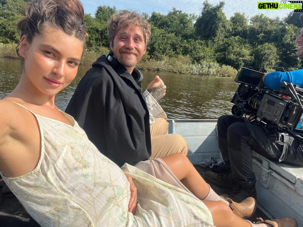 Alanis Guillen Instagram - Reverberando a alegria de ver Pantanal indicado ao @iemmys desse ano como melhor novela! Ver essa obra tão viva e transbordando é lindo demais! Cada momento desse, viver esse Pantanal, no quente e no frio, no molhado e no seco, com as aguas, com os bichos, se descobrindo bicho, o encontro com o outro, consigo, revirada, tudo que se criou, recriou, se descobriu e se abriu. Foi muito e ainda é. Um viva a todos os parceiros que construíram essa historia e todos vocês que viveram ela com a gente!!!! “E é!”, como diria Juma quando é atravessada por algo que ultrapassa a linguagem e fica.