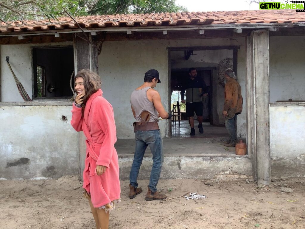 Alanis Guillen Instagram - Reverberando a alegria de ver Pantanal indicado ao @iemmys desse ano como melhor novela! Ver essa obra tão viva e transbordando é lindo demais! Cada momento desse, viver esse Pantanal, no quente e no frio, no molhado e no seco, com as aguas, com os bichos, se descobrindo bicho, o encontro com o outro, consigo, revirada, tudo que se criou, recriou, se descobriu e se abriu. Foi muito e ainda é. Um viva a todos os parceiros que construíram essa historia e todos vocês que viveram ela com a gente!!!! “E é!”, como diria Juma quando é atravessada por algo que ultrapassa a linguagem e fica.