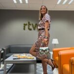 Alba Carrillo Instagram - Buenos días☀️ Una mañana más vuelve a salir el sol💫 Os comparto mi look de ayer en D❤️ de @rtve. Estoy muy agradecida por este programa en el que me siento valorada, respetada y feliz. El dos piezas (camisa y falda) de leopardo flúor es de @minuetoofficial 🐆 El bolso 🦉es de @lecruel_thebrand Os dejo una foto del color de labios por el que me preguntáis siempre🫦 Honey Pink de @clinique_es No paro de escuchar “Física o Química” feat Enol Feliz semana💘