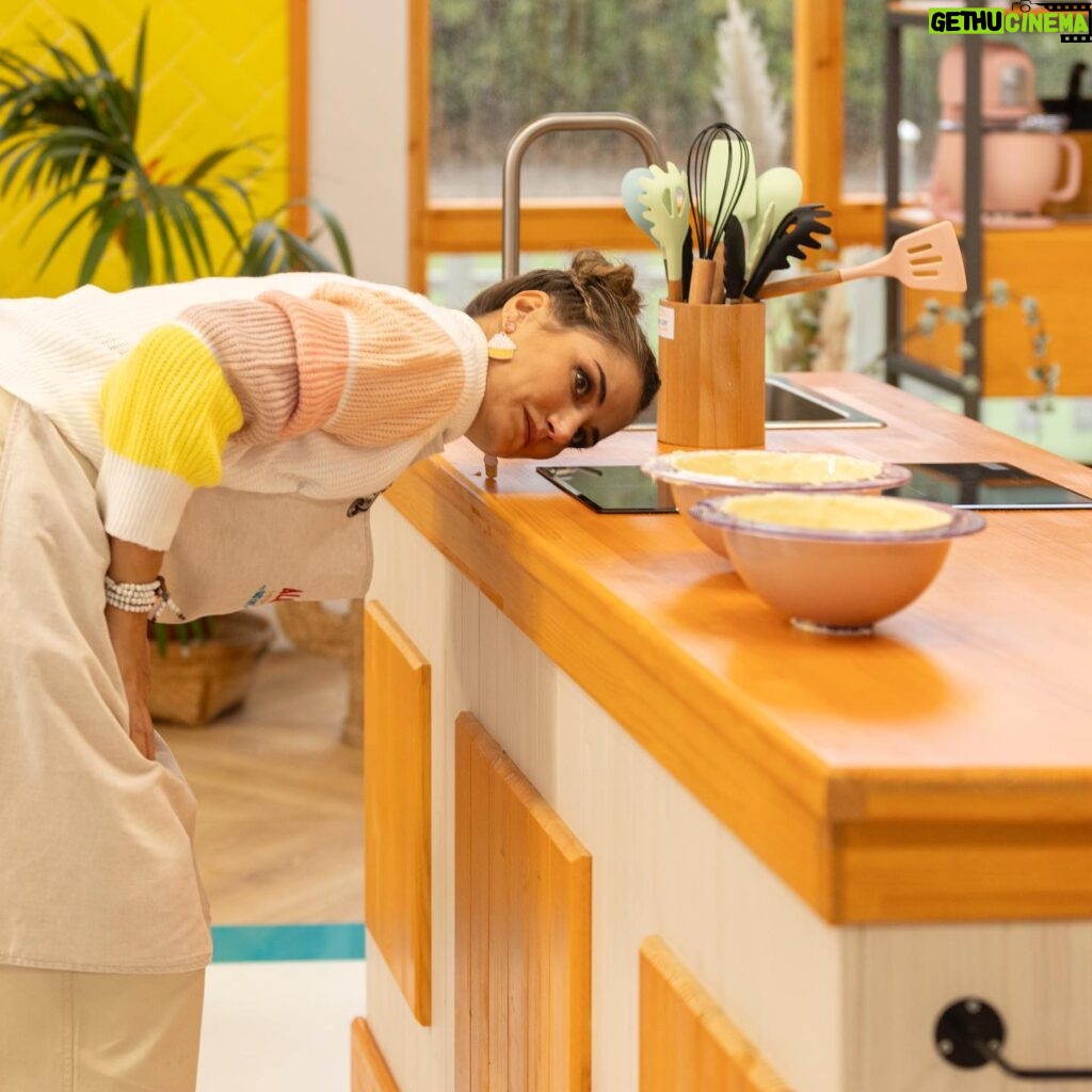 Alba Carrillo Instagram - Me siento feliz y afortunada por las cosas que vivo🙏🏻 Llegar al programa 11 de Bake off en @rtve ha sido apasionante. Podéis ver un día precioso el próximo martes a las 22:50. Soy muy intensa pero es que me gusta vivir la vida con ganas. Disfrutar y sentir sin miedo tiene sus peajes pero merece las ganas ( no me gusta decir: merece la pena) vivir así. Muchos de vosotros me escribís que estáis disfrutando y riéndoos mucho con mi paso por el programa y me da la vida! Hay mucha gente pasándolo mal, como yo en momentos de mi vida, y poder conseguir que se evadan un rato y olviden la tristeza o que se animen y logren fuerzas para encarar la vida, es mi regalo. También he leído, los menos, que soy muy intensa y que no paro de hablar. No considero intensa un insulto y hablaba porque creo que es fundamental compartir con el espectador lo que está pasando por tu mente y lo que sientes. De otra forma, cocinaría en mi casa y no en un programa de televisión. Se necesita contenido, no forzado, real y ser generoso es fundamental para llevar adelante un programa en el que trabaja mucha gente y necesitan que los que damos la cara, compartamos todo el proceso y emociones. Soy intensa, sí🫶🏼👩🏼‍🍳🥧🧁🍰