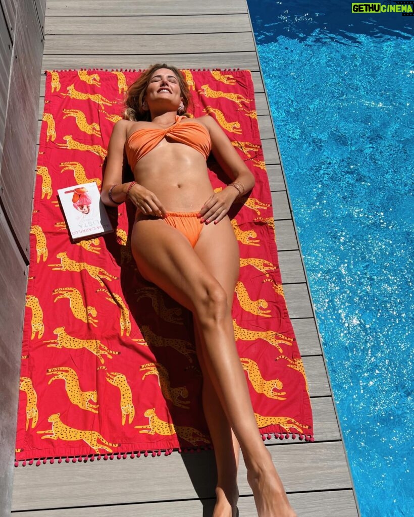 Alba Carrillo Instagram - Queda inaugurada la temporada de piscina y bañadores ✂️🎀🏊🏻‍♂️ #yvolar #Listaparalavida💖🧡