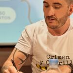 Alba Carrillo Instagram - Intentaré explicar lo que vivimos ayer. Primero nervios, muchos nervios. ¿Vendrá gente? ¿Lo haremos bien? ¿Estaremos a la altura del reconocimiento que se nos ha dado (50 mejores podcast de 2024 según la revista @forbes_es) La respuesta fue SÍ A TODO. Una sala abarrotada, estuvimos más que de sobra a la altura, incluso por encima de lo que pensábamos y creo que es la vez que mejor me lo he pasado haciendo mi trabajo. Y es que esto llega un momento en el que deja ser una ocupación a transformarse en un placer. La culpa de todo la tiene @albacarrillooficial, la que empezó como una compañera y ahora es una amiga. Podría hacer esta misma actividad con muchísima gente, pero nadie sería esa pieza FUNDAMENTAL que encaja al 102% conmigo y que hace que seamos uno sobre el escenario. Alba, contigo al infinito, lo tengo claro. Gracias por esa ilusión, ese desparpajo y ese curro de horas diarias que le metes a nuestro proyecto, sin ti estaría muy perdido y esto no tendría valor alguno. Cómo no, gracias infinitas también a @sarustica y @danierreme, las otras dos patas de la mesa. No subo la foto porque os tengo un post reservado esta semana. No diré más, pero sin vosotros esto no existe. Y por supuesto a @subterfugeradio, @carlosgalan y @estacionpodcast por brindarnos esta oportunidad. Sigo en mi nube. Os juro que habrá novedades y sorpresas MUY MUY GRANDES. Y cómo no, a esas personas que siempre están ahí y nos apoyan incondicionalmente (@tiffani_guarch, @lascositasdemarit, @luciarpjoficial y nuestros hijos. Os queremos mucho, infinitísimo) Gracias a todos porque @crimenycarrillo es gracias a vosotros.