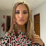 Alba Carrillo Instagram - Buenos días☀️ Una mañana más vuelve a salir el sol💫 Os comparto mi look de ayer en D❤️ de @rtve. Estoy muy agradecida por este programa en el que me siento valorada, respetada y feliz. El dos piezas (camisa y falda) de leopardo flúor es de @minuetoofficial 🐆 El bolso 🦉es de @lecruel_thebrand Os dejo una foto del color de labios por el que me preguntáis siempre🫦 Honey Pink de @clinique_es No paro de escuchar “Física o Química” feat Enol Feliz semana💘