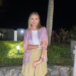 Alba Carrillo Instagram - Os dejo algunos de mis looks. Cada vez le doy más importancia a la comodidad y a ropa que defina mi estilo. Me gustan las cosas coloridas y con algún detalle que las haga especiales: un lazo, una espalda, unos botoncitos….casi siempre, en los detalles más pequeños está la diferencia y todo el mundo lo percibe, principalmente tú🫶🏼👗🧳