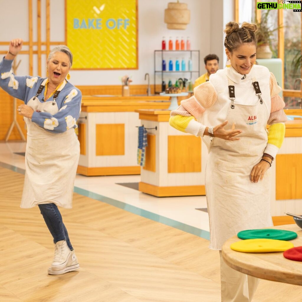 Alba Carrillo Instagram - Me siento feliz y afortunada por las cosas que vivo🙏🏻 Llegar al programa 11 de Bake off en @rtve ha sido apasionante. Podéis ver un día precioso el próximo martes a las 22:50. Soy muy intensa pero es que me gusta vivir la vida con ganas. Disfrutar y sentir sin miedo tiene sus peajes pero merece las ganas ( no me gusta decir: merece la pena) vivir así. Muchos de vosotros me escribís que estáis disfrutando y riéndoos mucho con mi paso por el programa y me da la vida! Hay mucha gente pasándolo mal, como yo en momentos de mi vida, y poder conseguir que se evadan un rato y olviden la tristeza o que se animen y logren fuerzas para encarar la vida, es mi regalo. También he leído, los menos, que soy muy intensa y que no paro de hablar. No considero intensa un insulto y hablaba porque creo que es fundamental compartir con el espectador lo que está pasando por tu mente y lo que sientes. De otra forma, cocinaría en mi casa y no en un programa de televisión. Se necesita contenido, no forzado, real y ser generoso es fundamental para llevar adelante un programa en el que trabaja mucha gente y necesitan que los que damos la cara, compartamos todo el proceso y emociones. Soy intensa, sí🫶🏼👩🏼‍🍳🥧🧁🍰