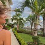 Alba Carrillo Instagram - Me llena de energía conocer y descubrir lugares nuevos, culturas diferentes, comidas diversas y otras costumbres. Me enriquece la diversidad, me nutre y mejora… #feliz @bahiaprincipehotels @soltouroficial 🌍🫶🏼🤗🧳✈️