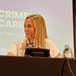 Alba Carrillo Instagram - Intentaré explicar lo que vivimos ayer. Primero nervios, muchos nervios. ¿Vendrá gente? ¿Lo haremos bien? ¿Estaremos a la altura del reconocimiento que se nos ha dado (50 mejores podcast de 2024 según la revista @forbes_es) La respuesta fue SÍ A TODO. Una sala abarrotada, estuvimos más que de sobra a la altura, incluso por encima de lo que pensábamos y creo que es la vez que mejor me lo he pasado haciendo mi trabajo. Y es que esto llega un momento en el que deja ser una ocupación a transformarse en un placer. La culpa de todo la tiene @albacarrillooficial, la que empezó como una compañera y ahora es una amiga. Podría hacer esta misma actividad con muchísima gente, pero nadie sería esa pieza FUNDAMENTAL que encaja al 102% conmigo y que hace que seamos uno sobre el escenario. Alba, contigo al infinito, lo tengo claro. Gracias por esa ilusión, ese desparpajo y ese curro de horas diarias que le metes a nuestro proyecto, sin ti estaría muy perdido y esto no tendría valor alguno. Cómo no, gracias infinitas también a @sarustica y @danierreme, las otras dos patas de la mesa. No subo la foto porque os tengo un post reservado esta semana. No diré más, pero sin vosotros esto no existe. Y por supuesto a @subterfugeradio, @carlosgalan y @estacionpodcast por brindarnos esta oportunidad. Sigo en mi nube. Os juro que habrá novedades y sorpresas MUY MUY GRANDES. Y cómo no, a esas personas que siempre están ahí y nos apoyan incondicionalmente (@tiffani_guarch, @lascositasdemarit, @luciarpjoficial y nuestros hijos. Os queremos mucho, infinitísimo) Gracias a todos porque @crimenycarrillo es gracias a vosotros.