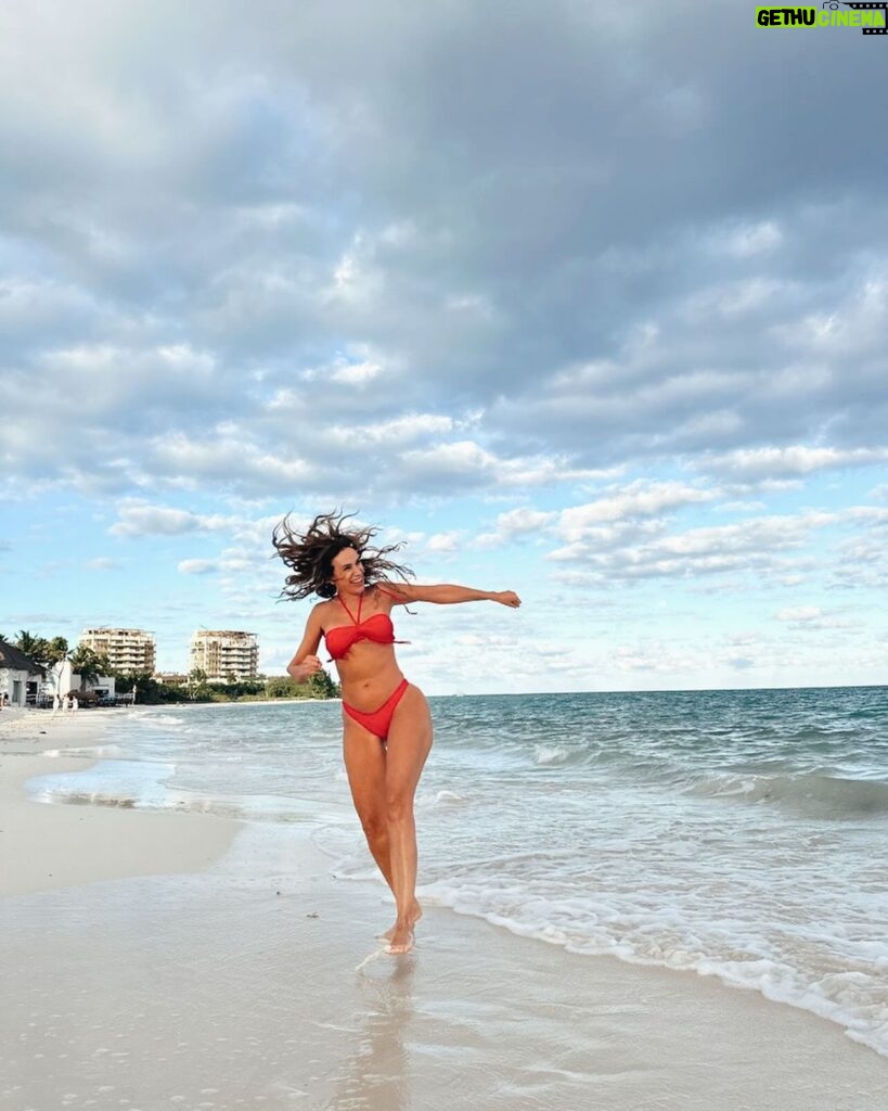 Alejandra Fosalba Instagram - ⭐️ Comparto postales del recuerdo playeras para días fríos y lluviosos. Estás fotitos me las tomaron las niñas en un atardecer de Febrero. Estábamos de vacaciones 🙌🏻