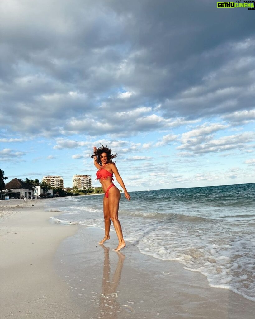 Alejandra Fosalba Instagram - ⭐️ Comparto postales del recuerdo playeras para días fríos y lluviosos. Estás fotitos me las tomaron las niñas en un atardecer de Febrero. Estábamos de vacaciones 🙌🏻