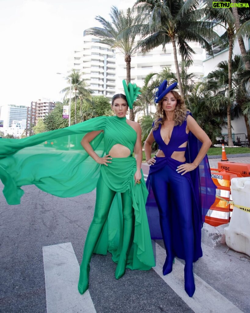 Alejandra Fosalba Instagram - NOCHE de GALA ✨ Con estos lookcitos nos fuimos a disfrutar de la gran Noche de Premiaciones en @miamiwebfest 🏆✨ y todo resultó demasiado hermoso ! Gracias por esta increíble experiencia ✨ Gracias @juormeno por estos maravilloso trajes y @catalinaramirez.cl por complementar nuestros looks con estos hermosos tocados 💙💚✨ 📷 @matias__cr ✨ #malenaysofialaserie 🎬 #miami