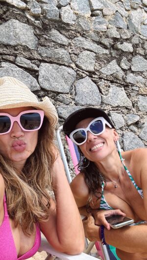 Alejandra Fosalba Instagram - Disfrutando 20 años de amistad, por aquí se sigue jugando #50s 👯‍♀️
