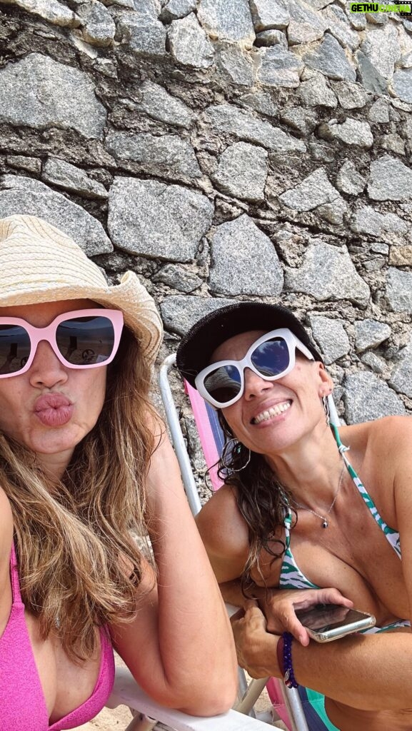 Alejandra Fosalba Instagram - Disfrutando 20 años de amistad, por aquí se sigue jugando #50s 👯‍♀️