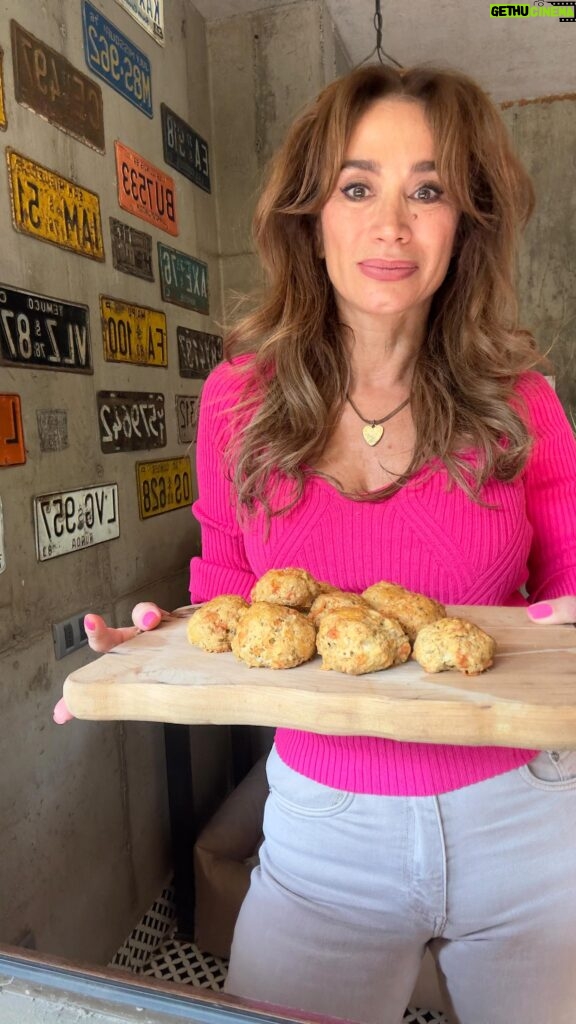 Alejandra Fosalba Instagram - PROBANDO RECETAS DE PAN ⭐️Pancitos de Avena y Queso ⭐️ Comparto esta receta que me encantó, estos pancito están para comerlos solos porque quedan deliciosos . Ingredientes -240 gr de harina de avena -Pizca de sal -2 cdita de polvo de hornear -Orégano -3 huevo -2 cda de aceite de oliva -200gr de queso rallado -agua Al Horno por 15 min a 180 grados aprox .🩷