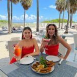 Alejandra Fosalba Instagram – Así de felices estamos cada vez que disfrutamos del @riuplazamiamibeach en #MiamiBeach 🏨🏖️

Y es que este hotel es increíble 😍¡Perfecto para relajarnos y disfrutar de todas sus comodidades! 

Su desayuno y cena BUFFET es increíblemente rica y los tragos ¡UFF! 🍲 🥂
sus habitaciones con vista al mar son muy cómodas y su piscina maravillosa 🏊‍♀️

¡Déjenos vivir aquí por favor! 🙏😜
