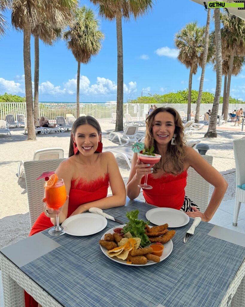 Alejandra Fosalba Instagram - Así de felices estamos cada vez que disfrutamos del @riuplazamiamibeach en #MiamiBeach 🏨🏖️ Y es que este hotel es increíble 😍¡Perfecto para relajarnos y disfrutar de todas sus comodidades! Su desayuno y cena BUFFET es increíblemente rica y los tragos ¡UFF! 🍲 🥂 sus habitaciones con vista al mar son muy cómodas y su piscina maravillosa 🏊‍♀️ ¡Déjenos vivir aquí por favor! 🙏😜