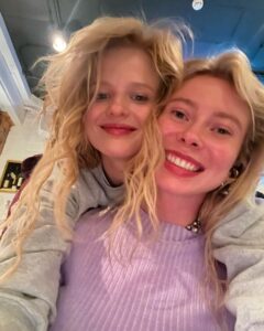 Aleksandra Bortich Instagram - этот пост - признание в любви Юле Коваль, просто так, без всякого повода, кроме моей бесконечной любви. Люблю просто до одурения ❤️
