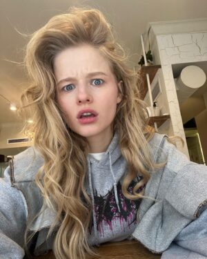 Aleksandra Bortich Instagram - Зацените что мне сегодня прилетело в директ. Ребят, ну, это вау. Продюсеры сериала Евгенич, как дела вообще у вас? Дублёр по мозгам никому не нужен? Просто браво 👏🏻