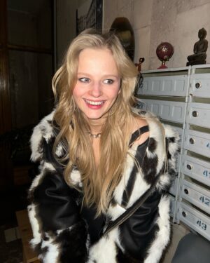 Aleksandra Bortich Instagram - Так, ну, что ж. За последнее время волна ненависти довольно сильно увеличилась, поэтому, пожалуй, я бы хотела высказаться на такую больную для всех комментаторов тему. 
Да, у меня нет проф. образования. Так сложилось. Я не поступила в театральный два раза. Я не горжусь этим и не выпячиваю. Но я никогда и не назвала себя гениальной актрисой. 
Практически с самого своего первого фильма я вызываю в людях очень много раздражения и злости. Я искренне не знаю с чем это связано. Я никогда не вела свой инстаграм «как надо», никогда не пыталась попасть в актуальный запрос или что-то подобное. Никогда не выкладывала миллион постов и сторис с каждой площадки каждого проекта, чтобы все видели и знали какая я Актриса Актрисовна. Я всегда просто была собой. Возможно, это и бесит людей. Я не знаю. 
Есть ли у меня проекты, за которые мне стыдно? Да. Хотела бы я сделать иначе? Думаю, нет. Актерская профессия невероятно зависима, и как актер будет выглядеть на экране - зависит от работы огромного количества людей, на которых актер повлиять не в силах. Это опыт. И благодаря ему сегодня, например, я гораздо избирательные, чем даже несколько лет назад. Плюс - я никогда не позволю себе обсуждать свое отношение к этим проектам в публичном поле. Никогда. То же самое про коллег. Это просто непозволительно. 
Никогда не делала таких заявлений, но это уже становится просто смешно, так что время настало, видимо) ни одна моя роль или работа не досталась мне по блату, или, прости господи, через постель. А если уж так хочется приплести мои отношения к моей карьере - для начала сопоставьте даты. 
Относиться к игре каждого актера можно по-разному. Это дело вкуса. Но если вы, досмотрев Фишера до конца, считаете, что это плохо - значит, я херовая актриса :)