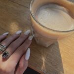 Aleksandra Saveleva Instagram - Внимание! Задание! Напиши на листочке бумаги левой рукой 300 раз «Я принимаю это» и …у тебя… НИЧЕГО НЕ ПРОИЗОЙДЁТ! Принятие, принятие, принятие. Можно пересмотреть тонну видео о принятии, информации об этом сказано море, но мы до сих пор не знаем как это сделать.. ПРИНЯТЬ! Столько всего нужно принимать в жизни: несправедливый мир, ситуации, людей, себя, в конце концов.. и это не делается по щелчку пальцев, потому-что это реальная работа. Это анализ, это осознание, это встреча со своими страхами, это трезвый взгляд на реальность, это превращение себя из жертвы в наблюдателя. Принять в конце концов придется, потому-что всю энергию так и будешь сливать в то, что ты до сих пор не принял. И ни на что другое хватать уже не будет. Так что запасаемся терпением, хорошим психологом и желанием наконец-то принять по-настоящему. Жизнь все равно останется не простой, но после принятия точно немного отпустит))) и разглядится то, что было застлано пеленой непринятия, а так же начнут делаться дела и все вокруг станет понятнее.