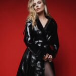 Aleksandra Saveleva Instagram - Иногда человеку нужно просто пару слов, чтоб посмотреть по-другому на ситуацию или пересмотреть решения, или найти в себе силы на изменения. Или один вопрос, для осознания важных моментов. И с радостным возгласом- «а что так можно было?» идти дальше. Тревога, возможно , не уйдёт совсем, но качество жизни улучшится намного🍒 Было? Помогло? Pic by @kat_shumskaya Style @valentina.petrenko.stylist MuaH @lizaliza.s