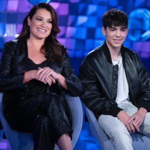 Alena Šeredová Instagram - È il momento di accogliere una splendida donna che nella sua vita ha saputo ricominciare e trovare una nuova felicità: a #Verissimo, Alena Seredova insieme al figlio David Lee! 😍🫶🏼