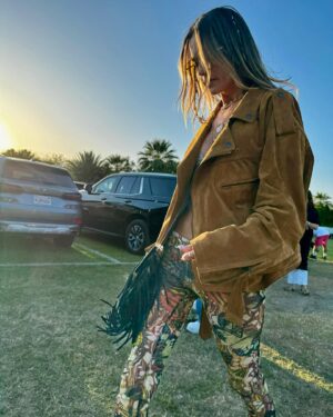 Alessandra Ambrosio Instagram - Sweet April showers bring May flowers… 
💓✨🪐🦄📸💐☀️
#AprilPhotoDump
