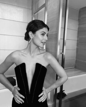 Alessandra Mastronardi Instagram - Un meraviglioso sogno diventato realtà.. 
La Prima di tutto. 
Tanto tanto emozionati ma felici 
Grazie @giorgioarmani - @tiffanyandco e il meraviglioso team @stellagiannetti @eli.szemere @vaneboz @othersrl @simonebellireal @vickyhairfusion @raffaeleschioppomakeup @teatroallascala

@giansunny 🤍