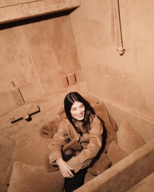 Alessandra Mastronardi Instagram - Celebrating Teddy! @maxmara 
Welcome to Cozyland 

#maxmarateddybear 
#maxmarateddyten 
#adv