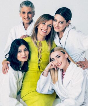Alessandra Mastronardi Instagram - Con Onore e profonda gratitudine @silvia_grilli e @grazia_it 
Una copertina, un numero speciale di Grazia, che racchiude il potere della sorellanza. 
A noi tutte, insieme, ogni giorno. Unite siamo una forza inarrestabile. 🌹
