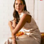 Alessandra de Rossi Instagram – Unlike Ella, the firecracker of a sous chef who has to step up in Chef Chico’s absence at the renowned restaurant Hain, Alessandra De Rossi says, “Hindi kasi ako competitive by nature. It’s either I win without trying, or, ‘Guys, kayo na ‘yon.’” 

But the way she relates to her Replacing Chef Chico character is deeper than that. “Hindi niya nakukuha ‘yong respect na automatically given to a guy. And ‘yong trust na, ‘O, if the guy is the head, wala tayong magiging problema. Pero ‘pag babae, naku, ang daming arte niyan.’ Emotional daw o hindi niya deserve ang spot because she’s a girl.” She observes, “‘Pag lalaki ‘yong nasa ibabaw, magaling siya, eh. ‘Pag babae, ah, may ginawa ‘yan.” 

Getting into the role, Alessandra went through culinary training. But a bigger culture shock for her? “Nasa left ko si Piolo, nasa right ko si Sam,” she says, “tapos ako ‘yong nasa gitna? Ang ganda ko, ha. Totoo ba na pag-aagawan nila ako in real life?” Laughing, she concludes: “Parang hindi!”

Replacing Chef Chico streams on November 24, only on Netflix!

📷: @artunepo

#ReplacingChefChico #AlessandraDeRossi #Netflix